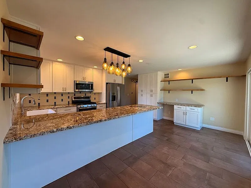 3 bed, 2.0 bath, 1325 sqft, $5,500 — Photo 2