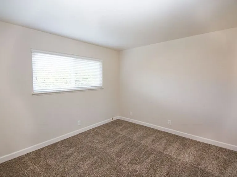520 University Ave — Photo 4