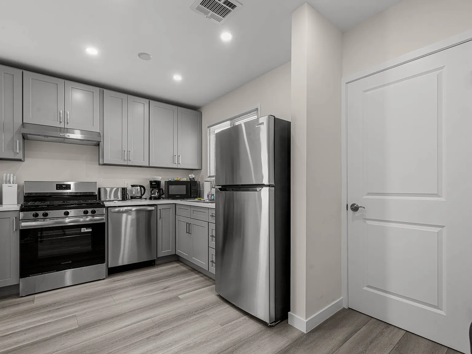 2231 N Niagara St — Photo 4