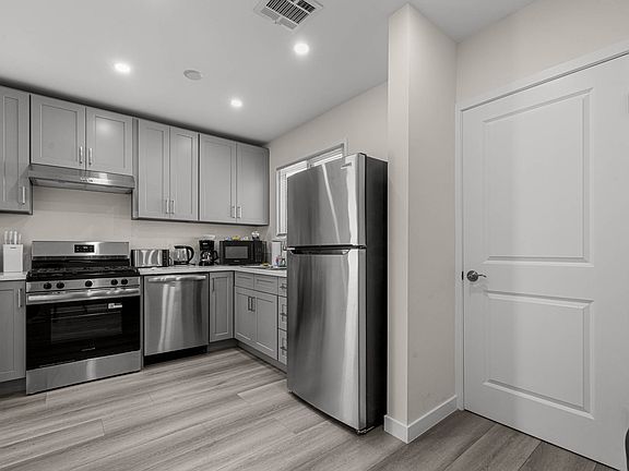 4th image of 2231 N Niagara St #101