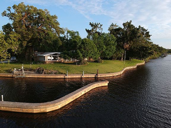 5th image of 320 Caloosa Dr