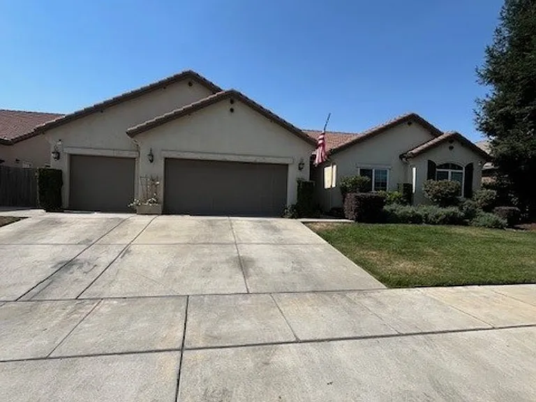 2437 W Glendale Ave — Photo 1