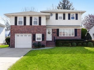 12 Fair Ct, Garden City, NY 11530