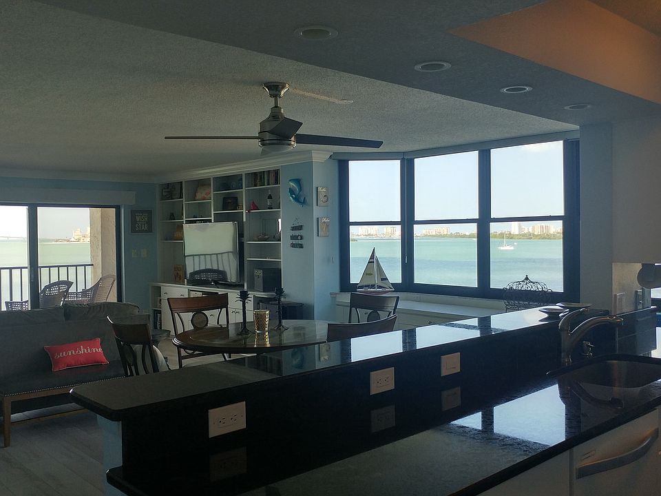 180 degree wide water view!