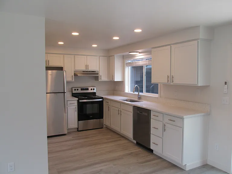 421-425 W Fairhaven Ave — Photo 4