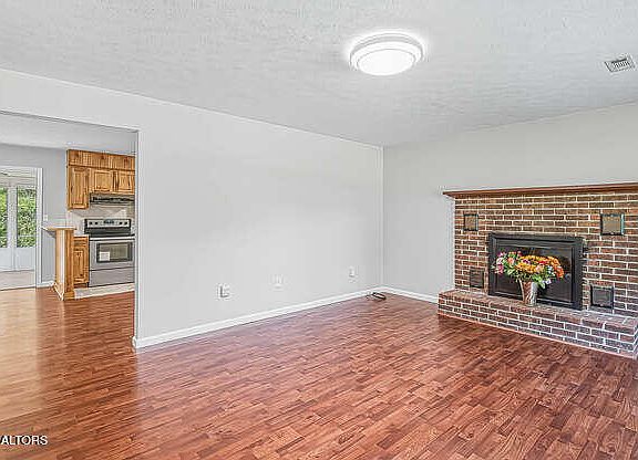 4th image of 138 N Douglas Ave