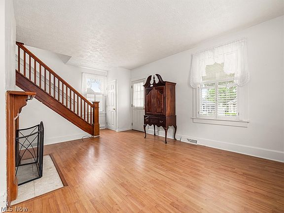4th image of 542 Winton Ave
