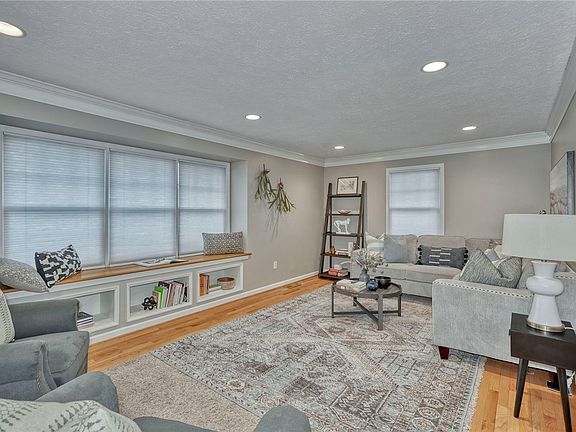 5th image of 82 Mariposa Dr