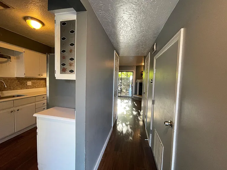 727 SW Liggett Rd #D — Photo 2