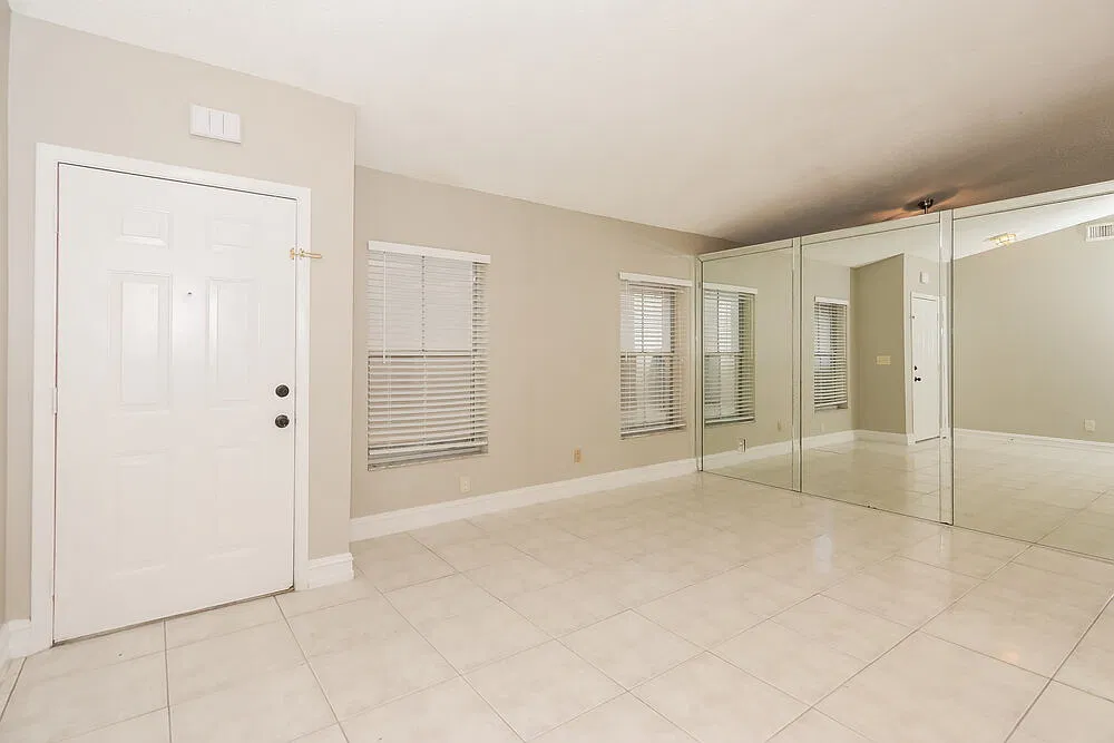 3 bed, 2.0 bath, 1403 sqft, $3,410 — Photo 4