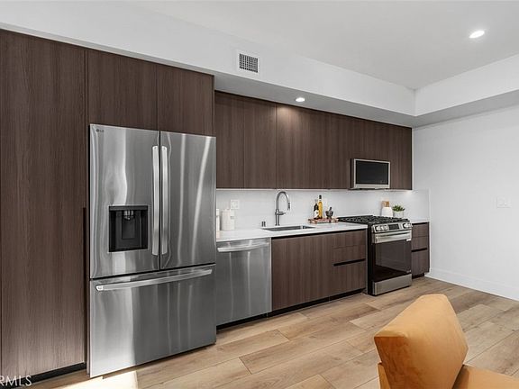 5th image of 150 S Oak Knoll Ave #205