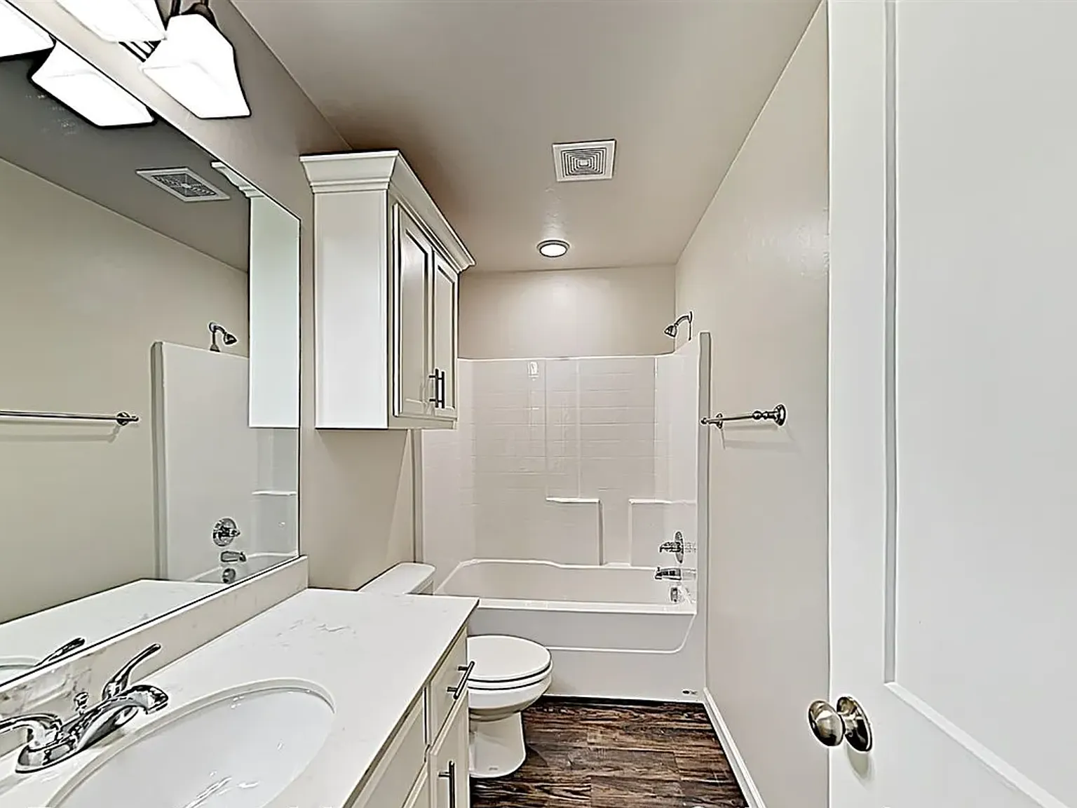 2 bed, 1000 sqft, $1,449 — Photo 4