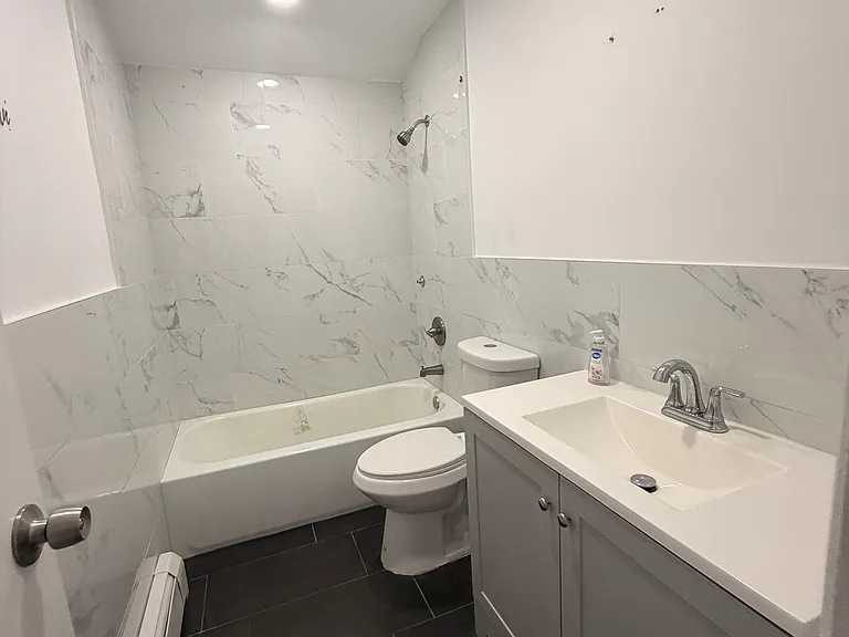 561 Quincy Ave — Photo 6