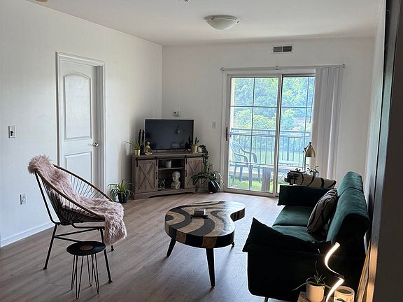 3rd image of 1117 University Ave Suite 402