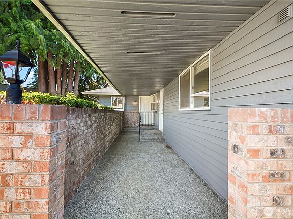 4th image of 8021 55th Avenue NE