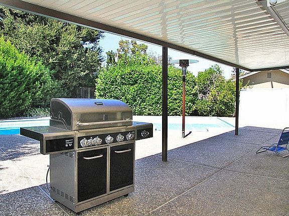 Backyard BBQ w/ gas hookup