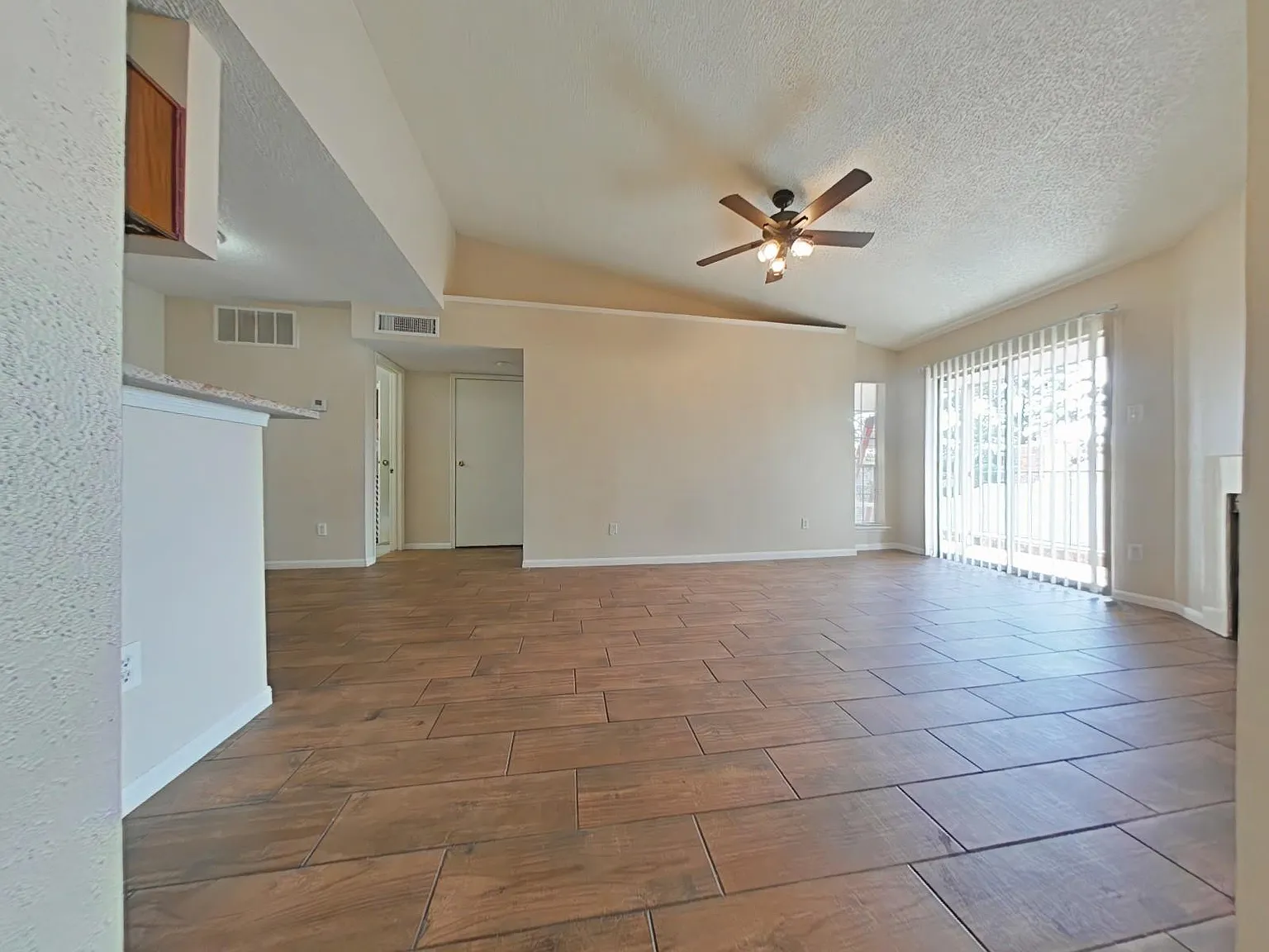 1 bed, 1.0 bath, 651 sqft, $1,000 — Photo 3