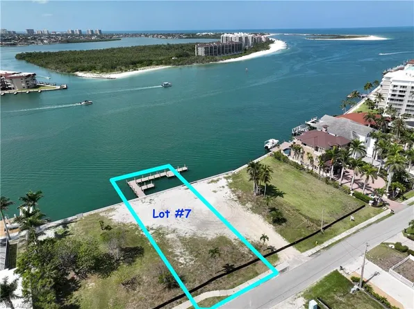  Pelican ST W, NAPLES, FL 34113