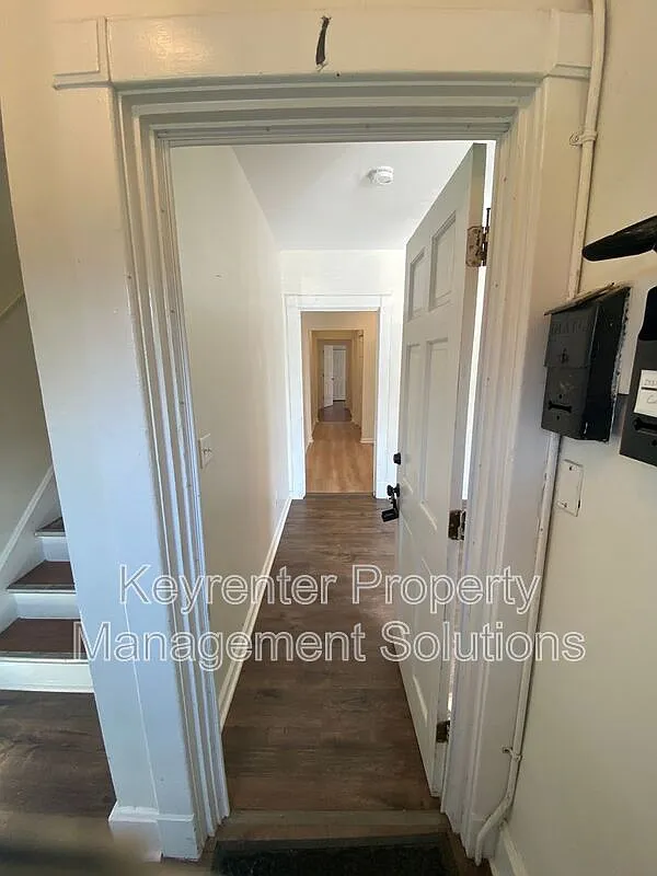 2 bed, 1.0 bath, 800 sqft, $1,200 — Photo 2