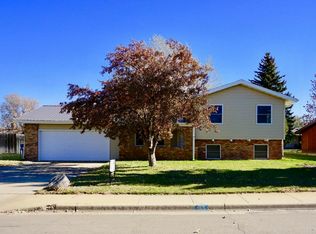 617 5th Ave SW, Dickinson, ND 58601