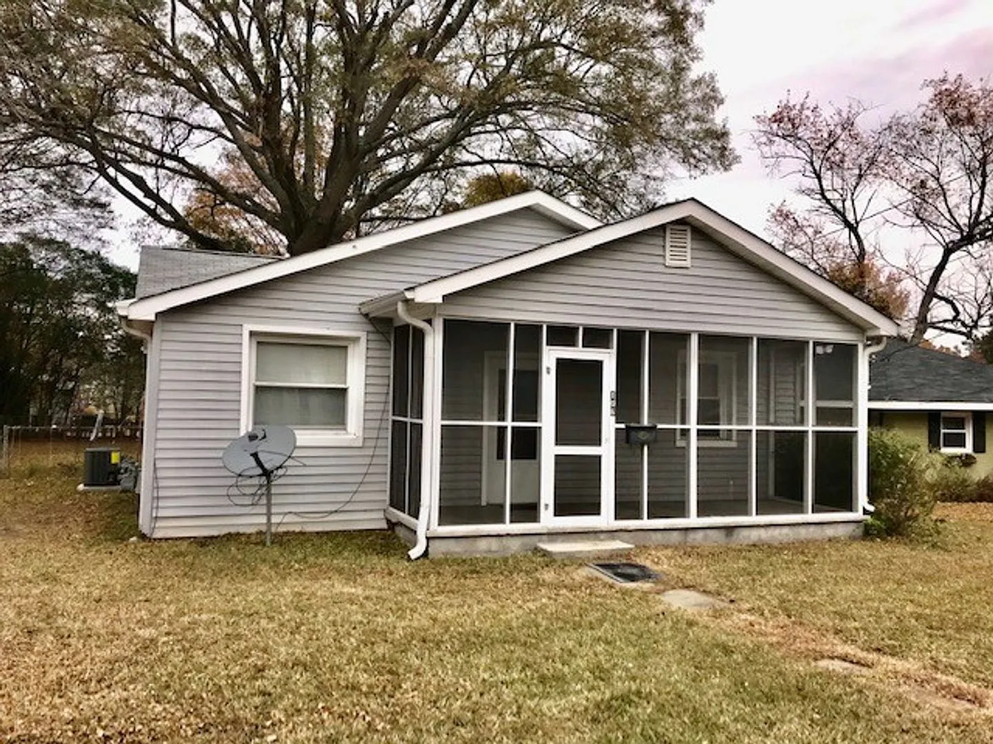 Great Experiences Are Just Around The Corner. Charming 2 bedroom Ranch Style Bungalow. — Photo 1