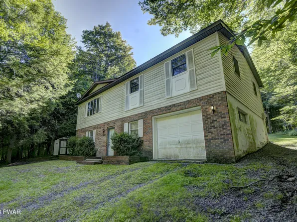 136 Fawnwood Cir, Greentown, PA 18426