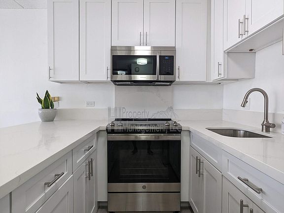 2nd image of 411 Hobron Ln APT 2409