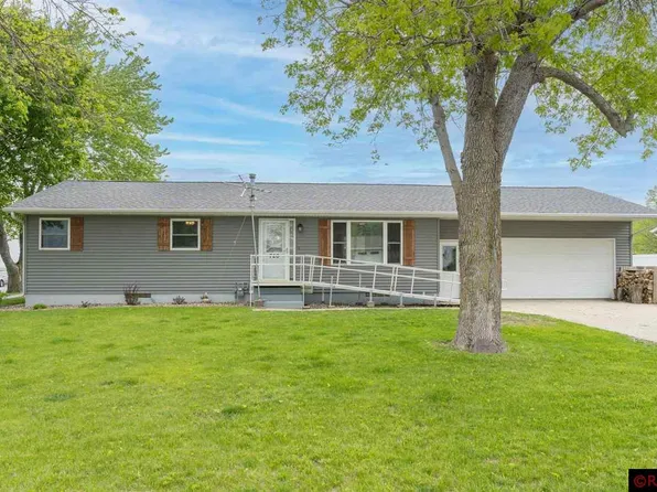 720 W 5th St, Winthrop, MN 55396