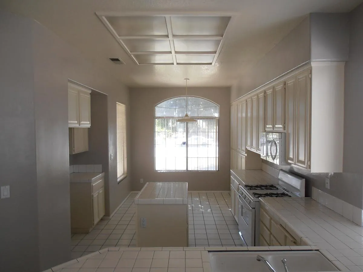 3 bed, 1915 sqft, $2,750 — Photo 3