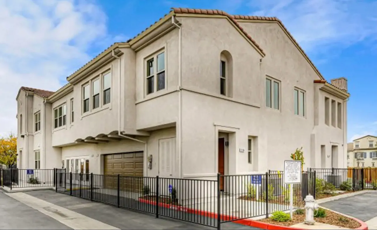 5301 E Commerce Way — Photo 3