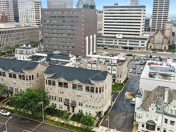 4th image of 128 W Monument Ave