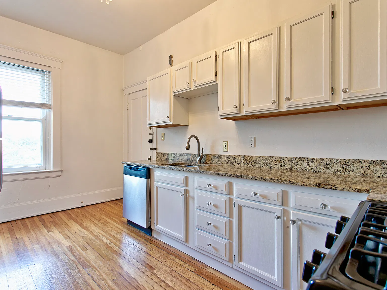 2 bed, 2200 sqft, $1,995 — Photo 4