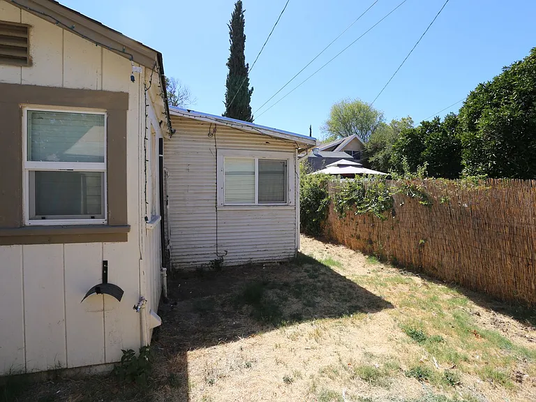 575 E St — Photo 9
