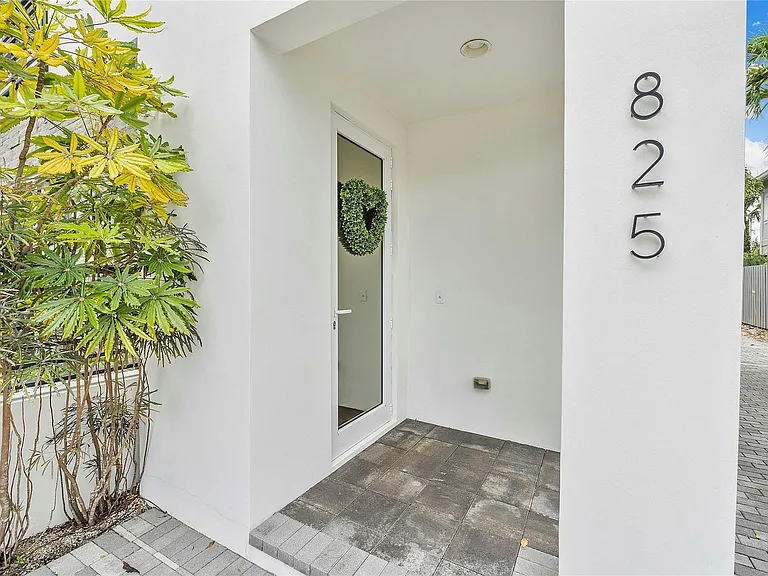 825 NE 17th Way — Photo 24