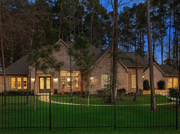 10225 N Autumn Leaf Circle, Magnolia, TX 77354