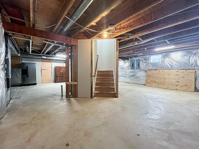 214 W Locust St — Photo 34