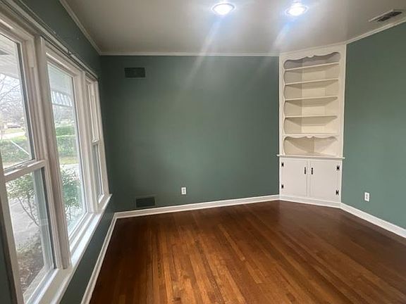 3rd image of 305 E Ann Dr