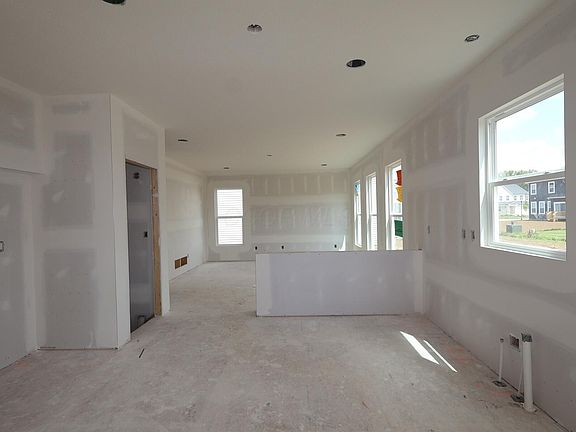 3rd image of 399 Royal Fern Ln
