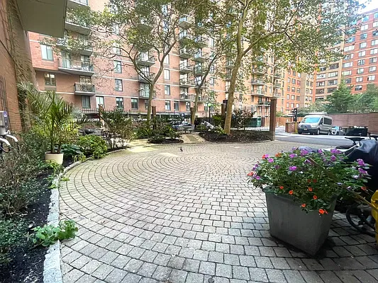 300 Albany Street #5D