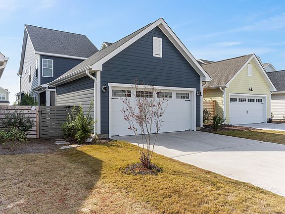 3rd image of 835 Edgerton Dr