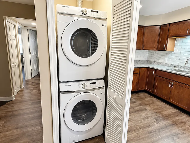 Charleston Square Apartments — Photo 10