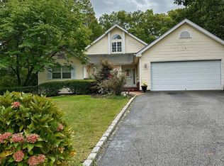 4 Thunderbird Court, Shoreham, NY 11786