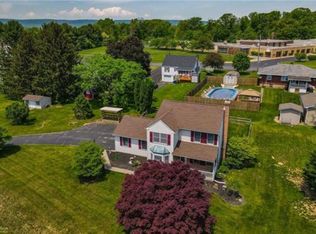 533 Oak Tree Ln, Nazareth, PA 18064