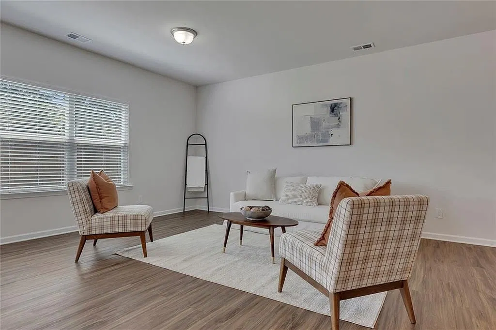 4 bed, 2.5 bath, 2220 sqft, $2,350 — Photo 4