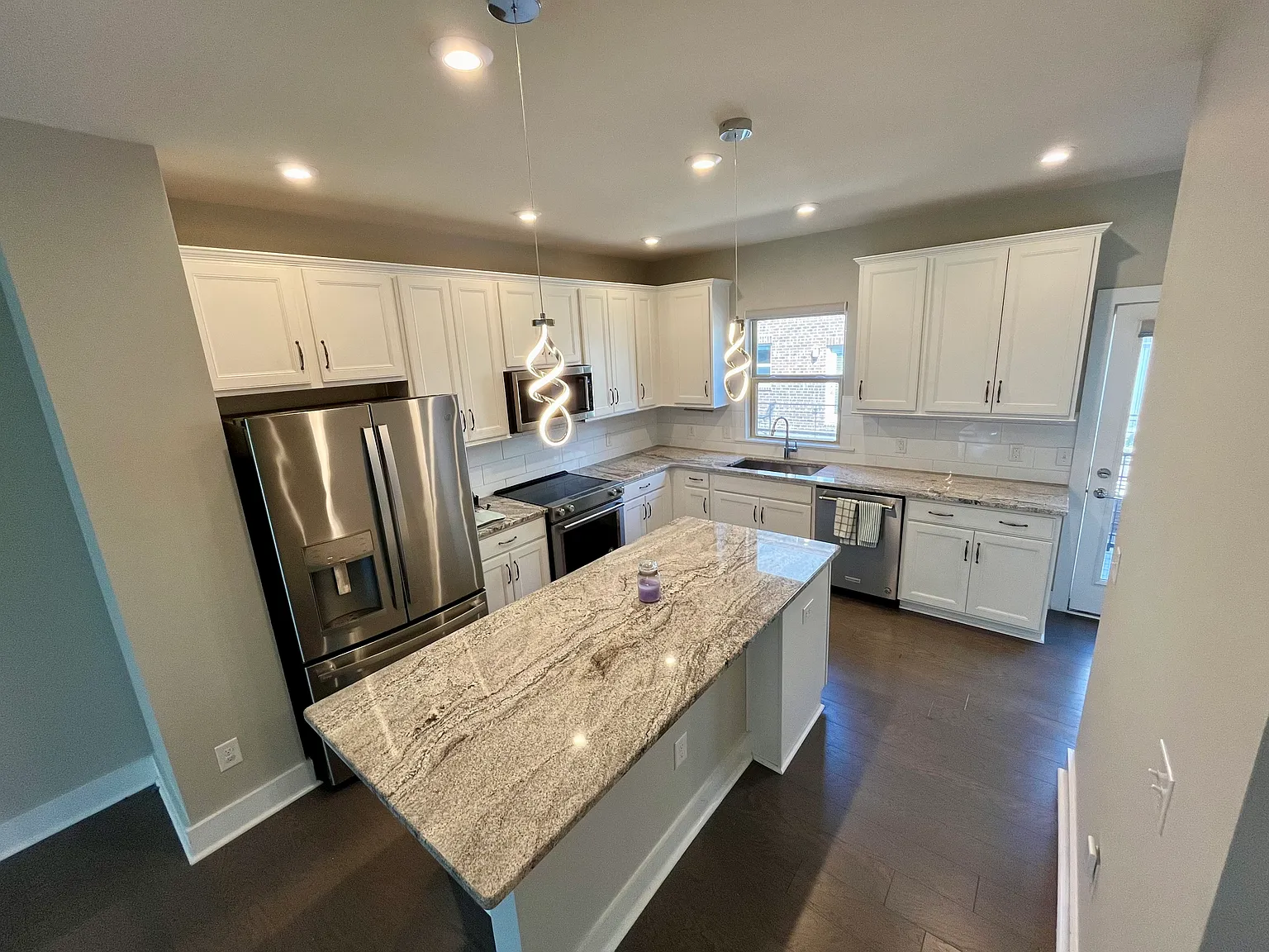 3 bed, 3.5 bath, 1930 sqft, $3,595 — Photo 3