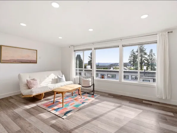 2102 NW Kelly Dr APT 17, Vancouver, WA 98665