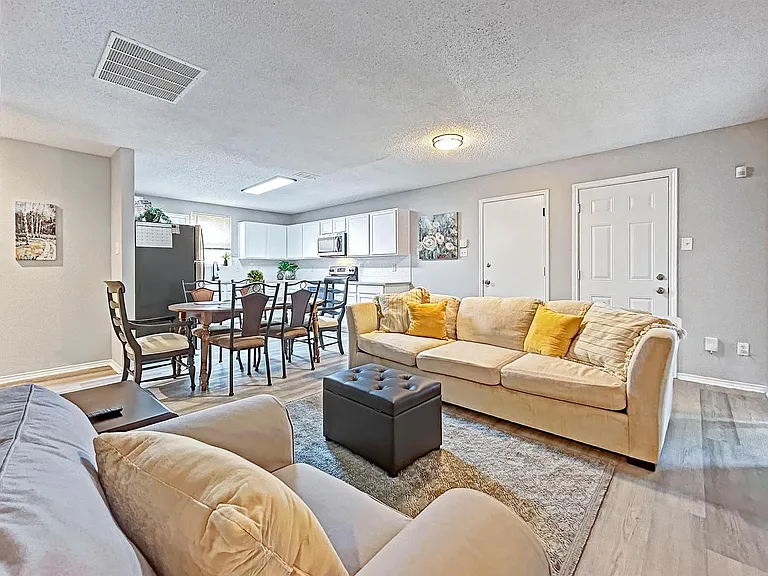 1532 Golden Grass Dr — Photo 2