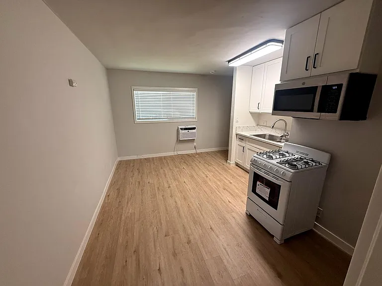 15210 Roscoe — Photo 7