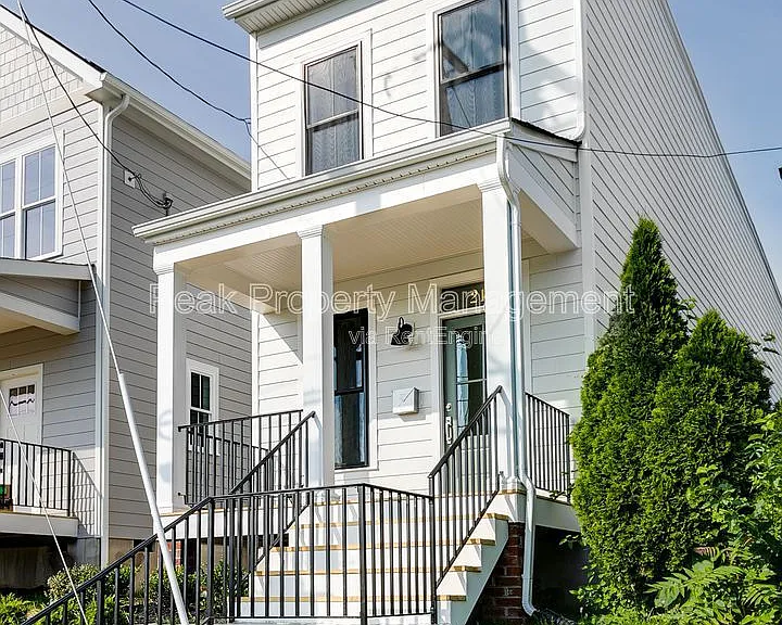 211 E 15th St — Photo 3