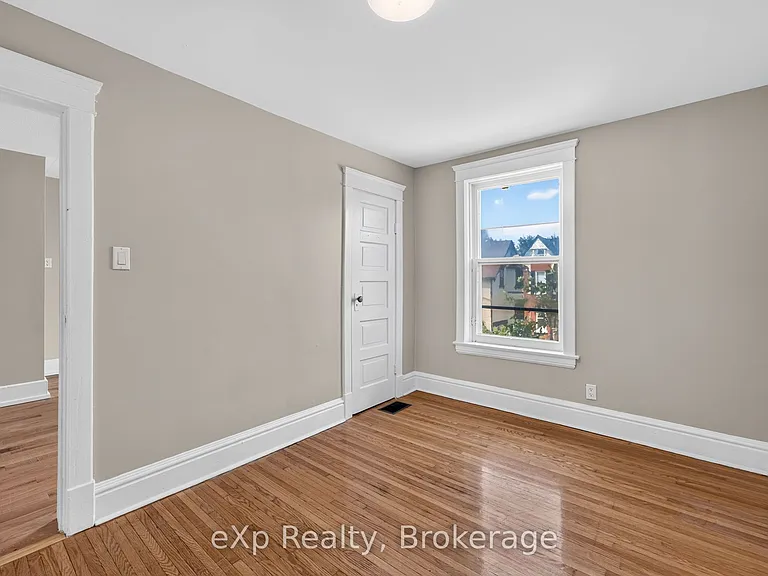 31 Waterloo St S — Photo 11